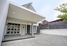 Bangunan 3 SUPER OYO 91618 Hotel Nawangwulan