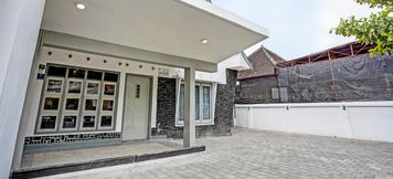 Exterior 3 SUPER OYO 91618 Hotel Nawangwulan