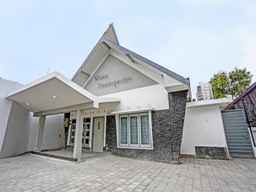 SUPER OYO 91618 Hotel Nawangwulan, USD 16.27