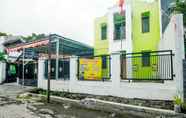 Luar Bangunan 2 SPOT ON 91606 Nadin Guest House Syariah