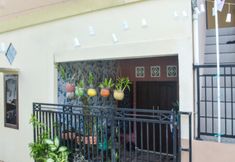외관 4 SPOT ON 91616 Kharisma Guest House