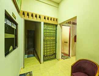 Lobi 2 OYO 90639 Hotel Azimah