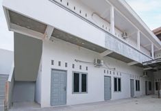 Exterior 4 OYO 91681 Raysa Homestay