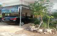 Bangunan 3 EXPRESS O 91722 Home Stay Dan Sewa Mobil Jhon's Family