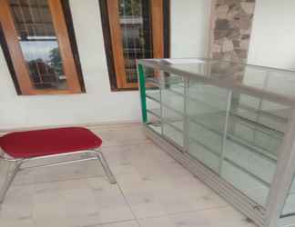 Lobby 2 EXPRESS O 91722 Home Stay Dan Sewa Mobil Jhon's Family