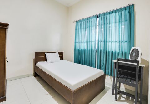 Bedroom SPOT ON 91770 441 Pemuda Homestay