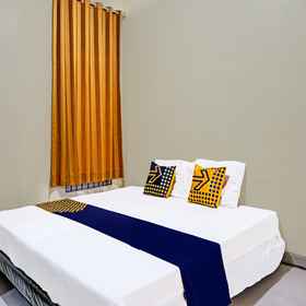 Bedroom 1 SPOT ON 91756 Alif House Syariah, Ngoro industri (NIP) Hotels