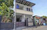 ภายนอกอาคาร 4 SPOT ON 91789 Kost Umik Sidoarjo Syariah