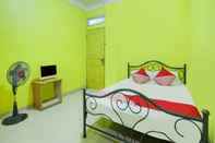 Bedroom SPOT ON 91879 Emes Jaya Homestay