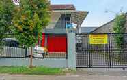 Exterior 3 SPOT ON 91896 Kost Bu Dewi Syariah