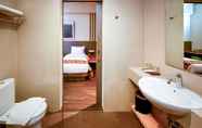 In-room Bathroom 6 Super 8 by Wyndham Solo