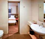 In-room Bathroom 6 Super 8 by Wyndham Solo