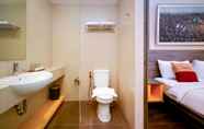 Toilet Kamar 5 Super 8 by Wyndham Solo