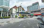 Bangunan 3 Super OYO Townhouse OAK Ideals Hotel