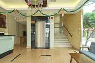 Lobi Super OYO Townhouse OAK Ideals Hotel