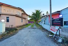 外部的 OYO 90689 Chalet Kak Siti