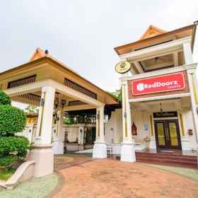 Exterior / Building1RedDoorz Plus Ruen Rattana Rattanathibet,หมู่บ้านแกรนด์พลีโน่ ราชพฤกษ์飯店