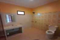 In-room Bathroom EXPRESS O 91923 Homestay Zona