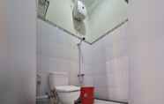 ห้องน้ำภายในห้อง 6 Oemah Wisata RinginSari