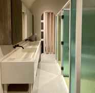 In-room Bathroom 5 Elite Boutique Hotel