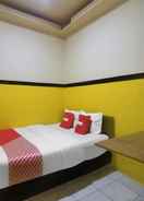 BEDROOM OYO 92040 Superstar Kost Dan Homestay