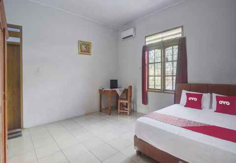 Bedroom OYO 92041 Hotel Borneo