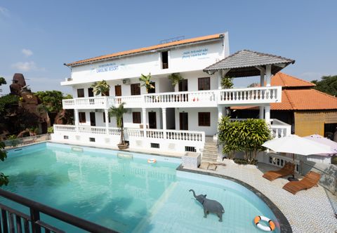 Hồ bơi Caroline Resort