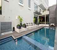 Swimming Pool 2 Maia Hotel Jakarta