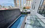 Swimming Pool 7 Maia Hotel Jakarta