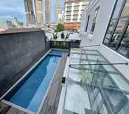 Swimming Pool 7 Maia Hotel Jakarta