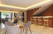 Bar, Kafe, dan Lounge 6 W Three Style Hotel Makassar