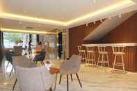 Bar, Cafe and Lounge W Three Style Hotel Makassar