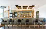 Bar, Kafe, dan Lounge 4 Owen House by Habyt