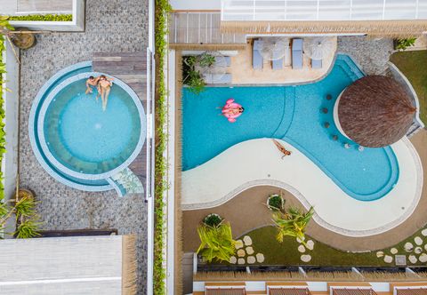 Lobi Roomates Surf Camp Canggu by Ini Vie Hospitality