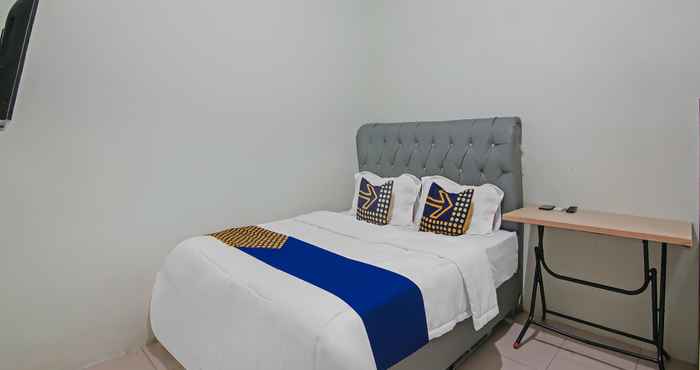 Kamar Tidur SPOT ON 92093 Feri Homestay