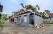 Exterior 2 SPOT ON 92118 Alif House Syariah 2