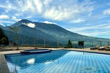 Kolam Renang Alinson Sunset Hill