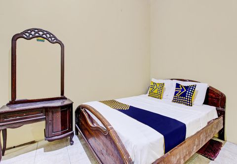 Bedroom SPOT ON 92188 Ndalem Eyang Guesthouse Syariah