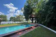 Swimming Pool Lao Lake House