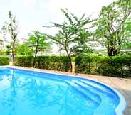 Swimming Pool 3 RedDoorz Premium Parc Residence 