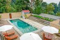 Swimming Pool Akuja Coffe & Resort