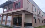 Luar Bangunan 3 OYO 92243 Fanilly Guest House Marabahan