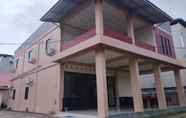 Luar Bangunan 4 OYO 92243 Fanilly Guest House Marabahan