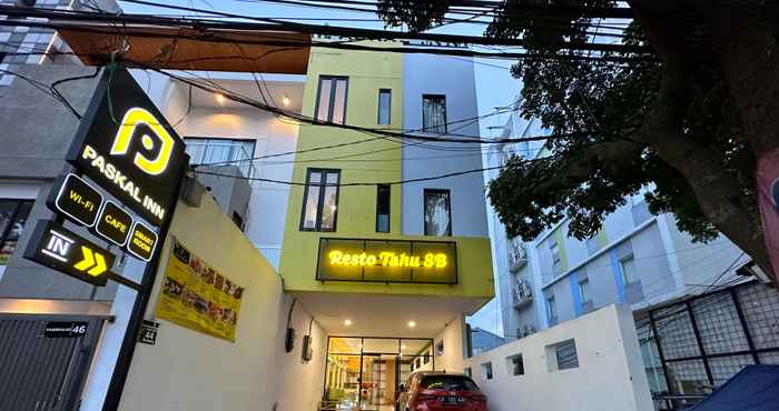 ภายนอกอาคาร Hotel Paskal Inn