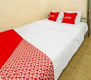 Bedroom 2 OYO 92262 Backpacker Homestay Cibubur