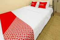Bedroom OYO 92262 Backpacker Homestay Cibubur
