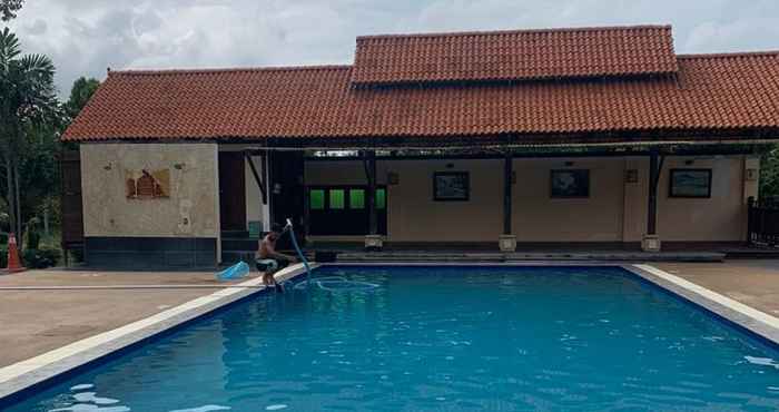 Swimming Pool OYO Home 90745 Desa Balqis Beach Resort