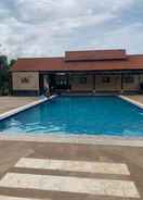 SWIMMING_POOL OYO Home 90745 Desa Balqis Beach Resort