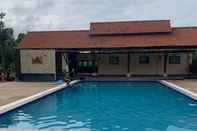 Swimming Pool OYO Home 90745 Desa Balqis Beach Resort