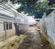 Exterior 2 EXPRESS O 92284 Kost Mazbie Syariah